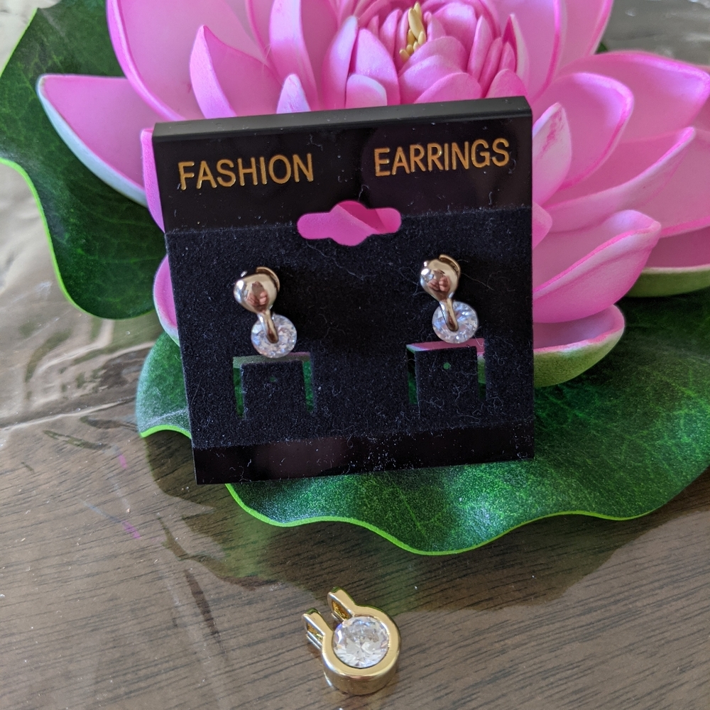 Goldtone crystal stud earrings & pendant